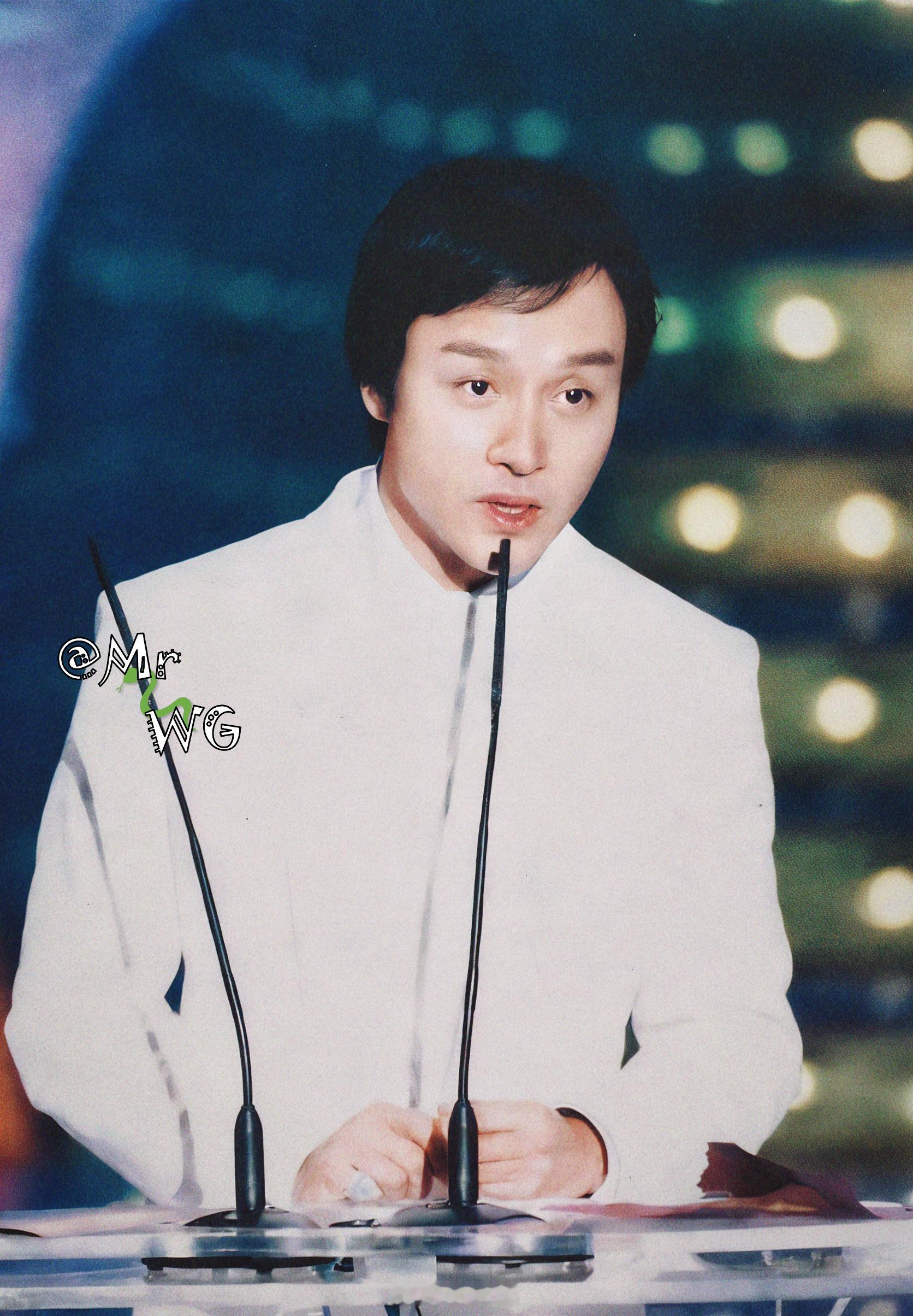 张国荣独家扫描 新收的绒光媒体冲洗照片，白西装“何宝荣”与“黎耀辉”的台上重聚—