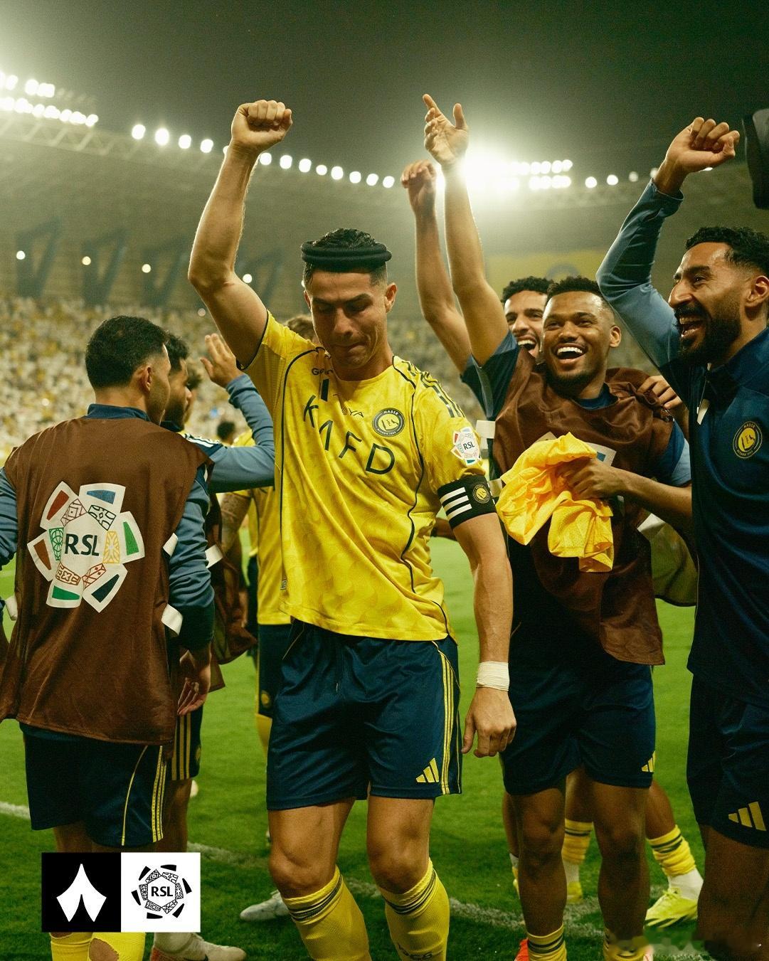 戴沙特头箍庆祝！C罗：我效力尤文皇马曼联多年 只想看到球迷开心足球c罗   04