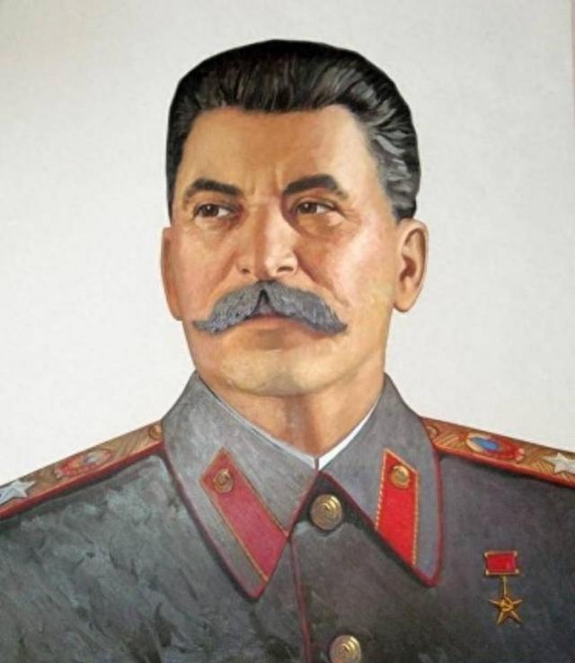 1961年，斯大林坟墓被挖开，士兵们迅速剥去他军服上的金钮扣，换上铜纽扣，随后将