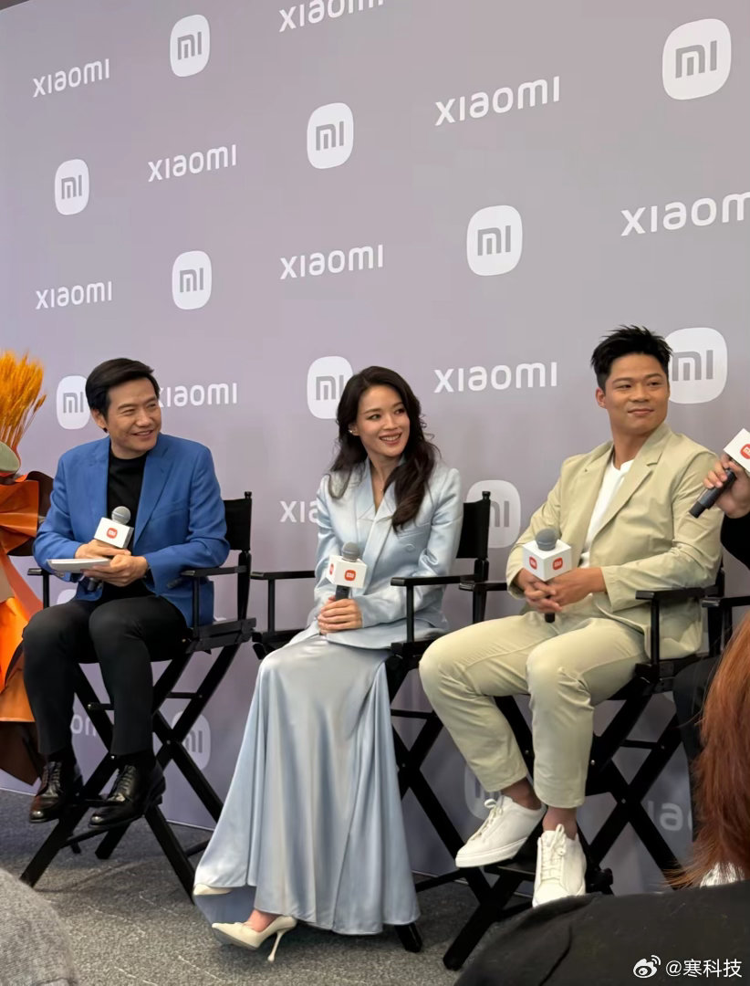 我说：舒淇确实好美，朋友辣评：不是，舒淇比旁边两位的腿长那么多吗？