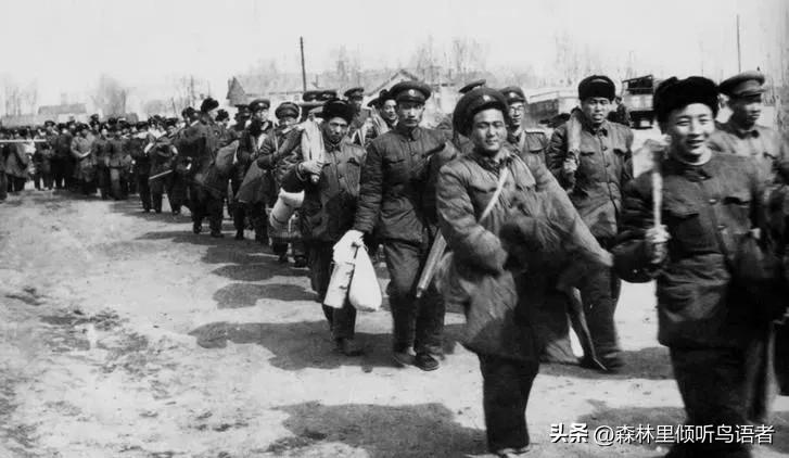 1949年，老红军黄明生踏上回乡的路。十几年的战火终于平息，他心里一直觉得，这算