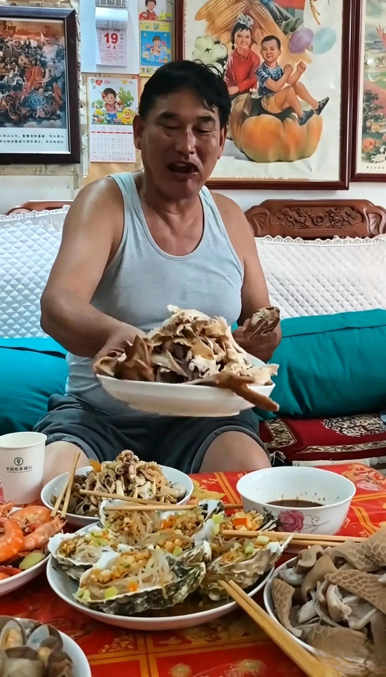 形象反差引争议！大衣哥一桌丰盛家宴，为何引发全网争论？
 一段大衣哥居家用餐的画