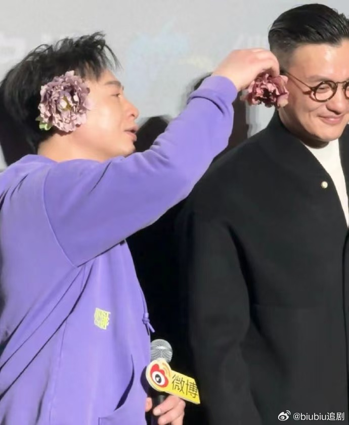 周一围给张颂文簪花 《清明上河图密码》追剧团现场，周一围和张颂文互戴簪花，现代版