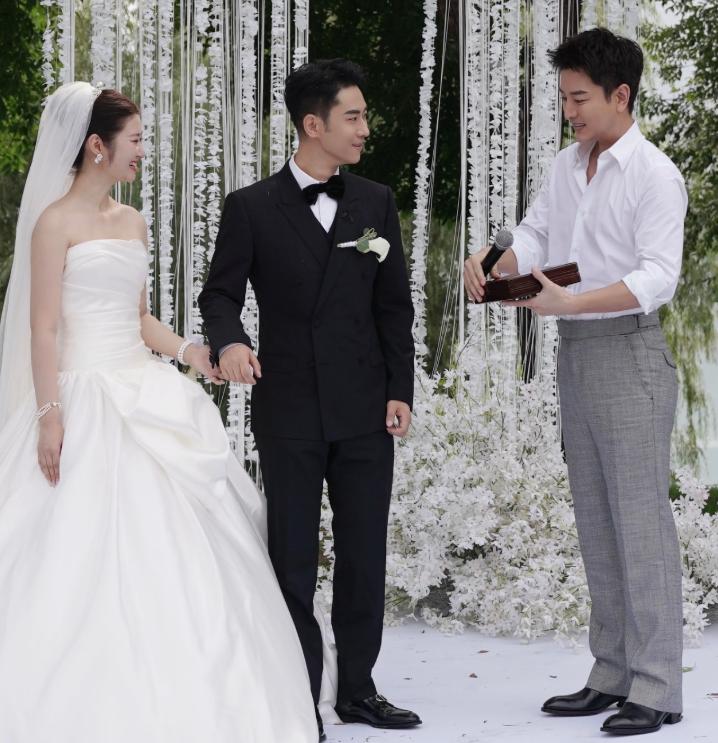 42岁贾乃亮参加经纪人婚礼，现场送八十万新车当礼物，用拖车拖到现场太豪气了。
 