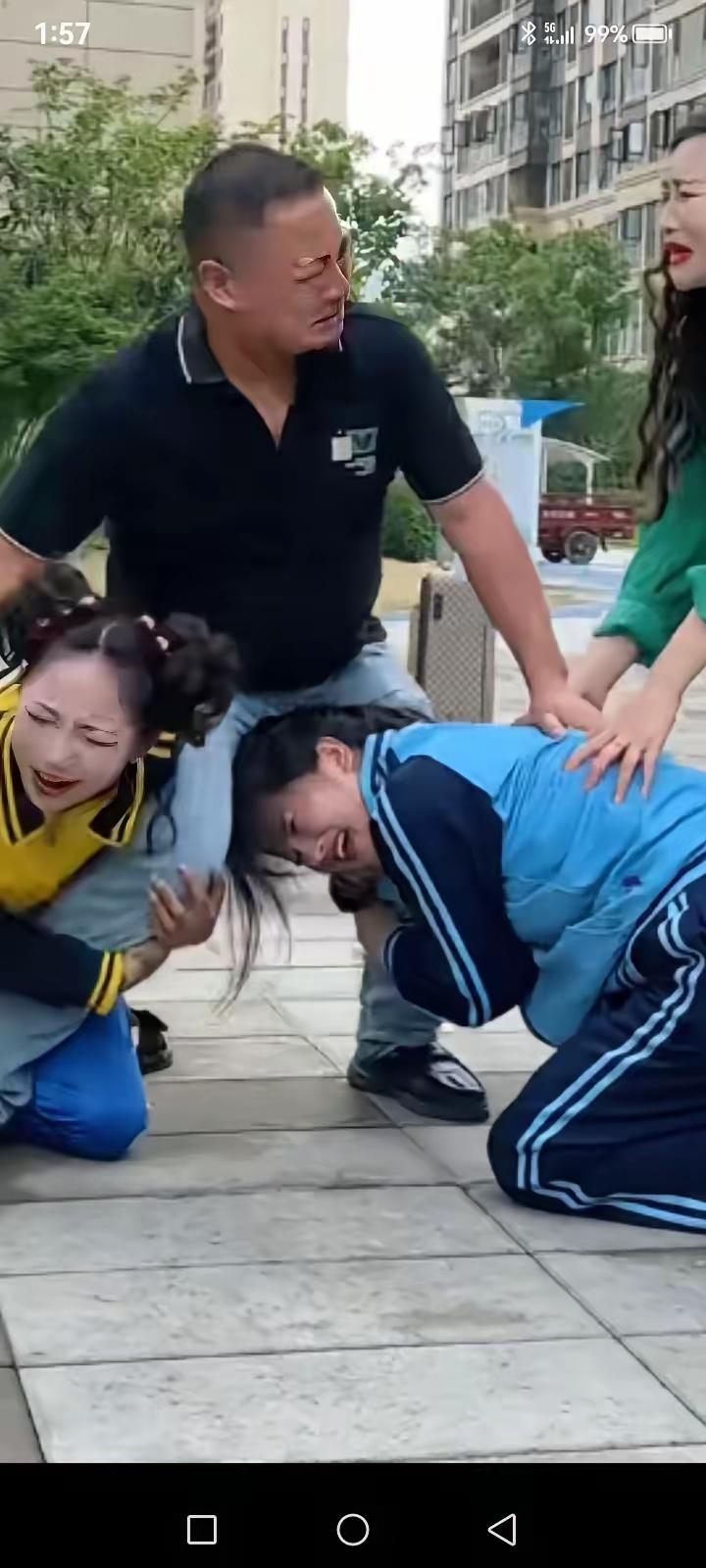 心酸，双胞胎女儿放假后，爸妈离婚，俩女儿躺在地上哭着闹着撒泼打滚，求爸爸不要离婚