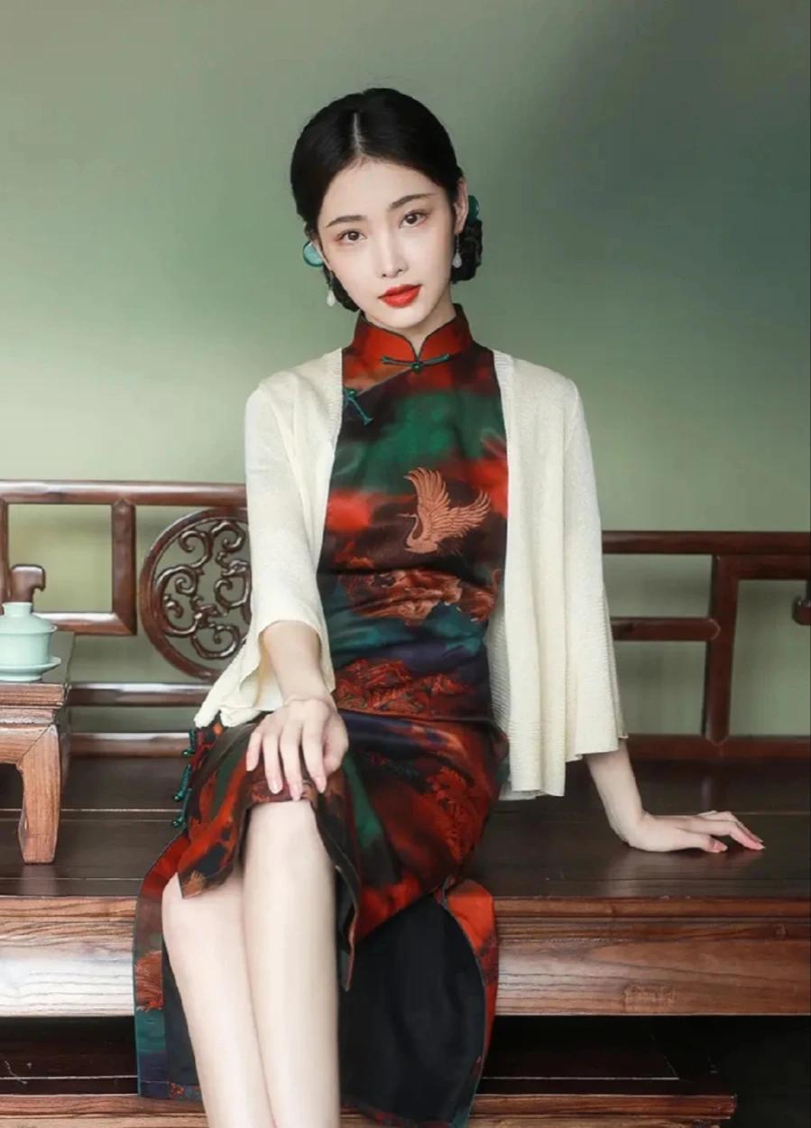 五一出游
如果你要穿旗袍的话
别忘了配一件针织防晒开衫
不然晒黑就不漂亮了哦
这