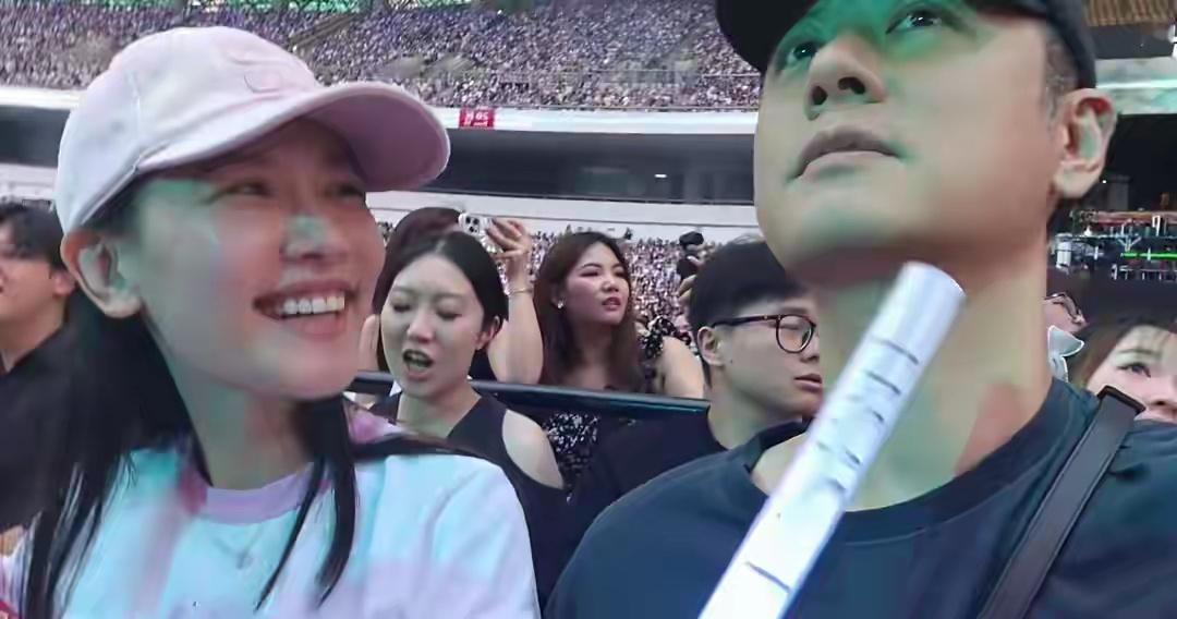 任重孙骁骁，现身薛之谦重庆演唱会，感觉两人现在很稳定低调的幸福 
