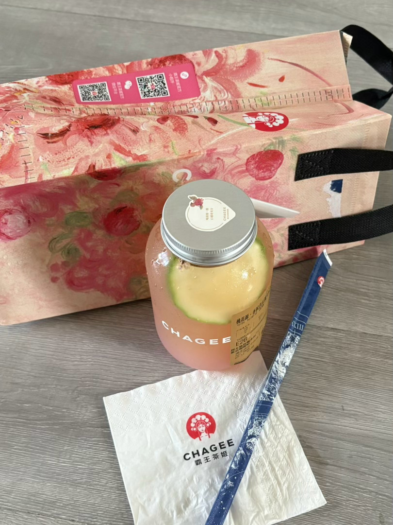 佳佳的投喂啦今天喝了四杯冰的 冰奶茶 冰百事可乐 冰怡宝 冰豆花