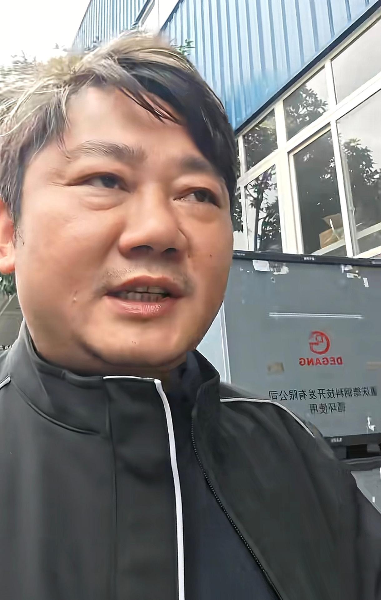 有网友认为张雪的食堂要想做饭好吃不用换食堂主管。只要把食堂外包出去，不找自己人做