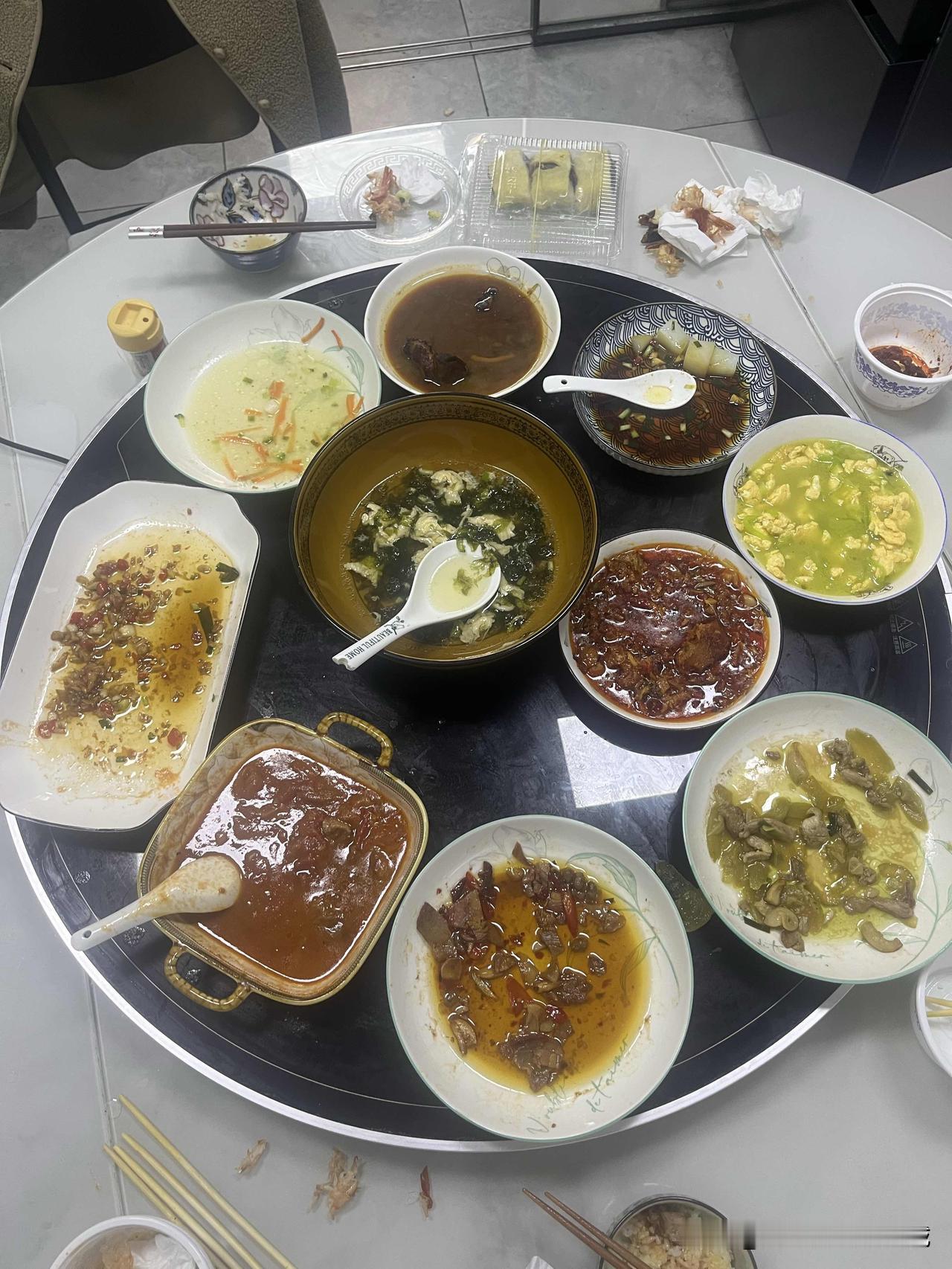 中午十一点多，我便微信老板娘，让她儿子早点过来吃饭，他昨天要吃的番茄牛腩，还有蒜