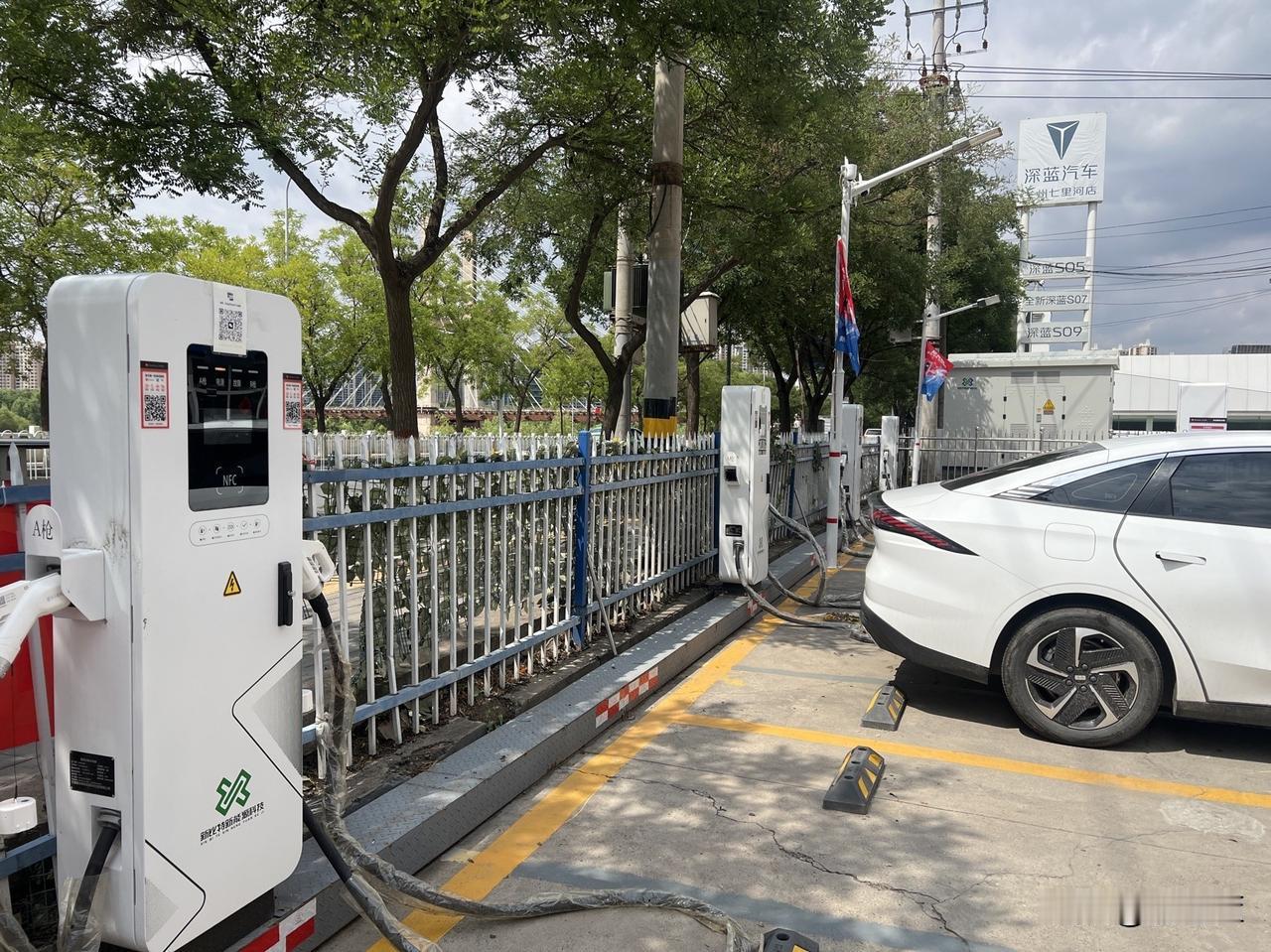 新能源的车主们福利来了，在滨河中路和马滩中路附近新建了一个充电站。

今天偶尔路