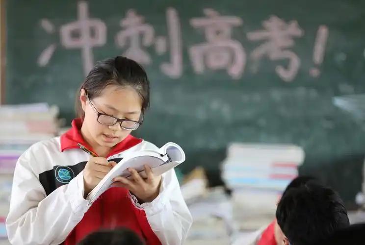 压力直接给到二七届考生。
 
因为2027年的周年加成已经叠满了明年不仅是建军1