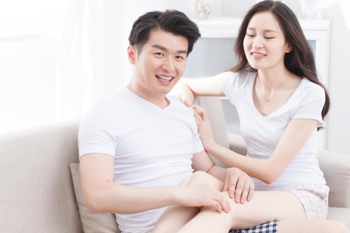 吃完晚饭老公拉我进了房间！昨天晚上吃完晚饭，还没来得及洗完，老公就匆匆忙忙的把我