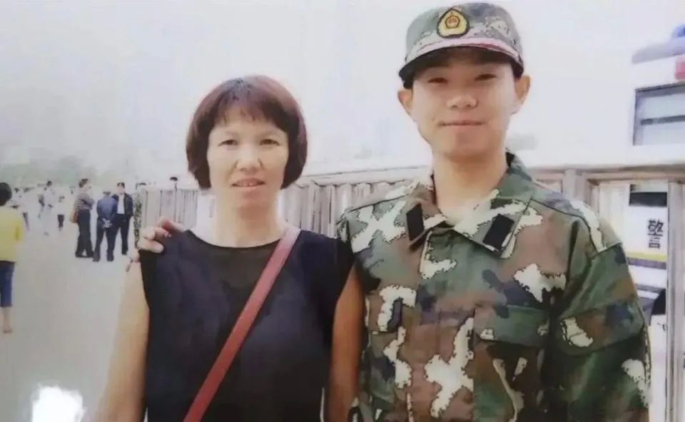 男子在派出所里，亲眼目睹自己母亲被殴打，向民警求助无果，于是自己冲上去营救，没想