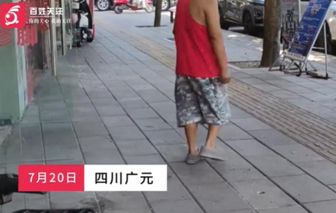 四川，女子开的店面隔壁是足浴店，一个大爷走进女子的店内，直接询问要做那事，想要找