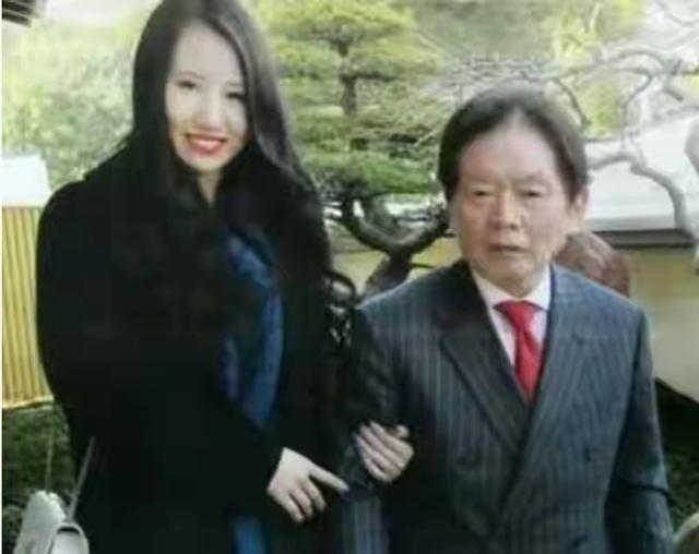 2017年底，日本21岁色情片业余女演员须藤早贵经人介绍认识了76岁富豪野崎幸助