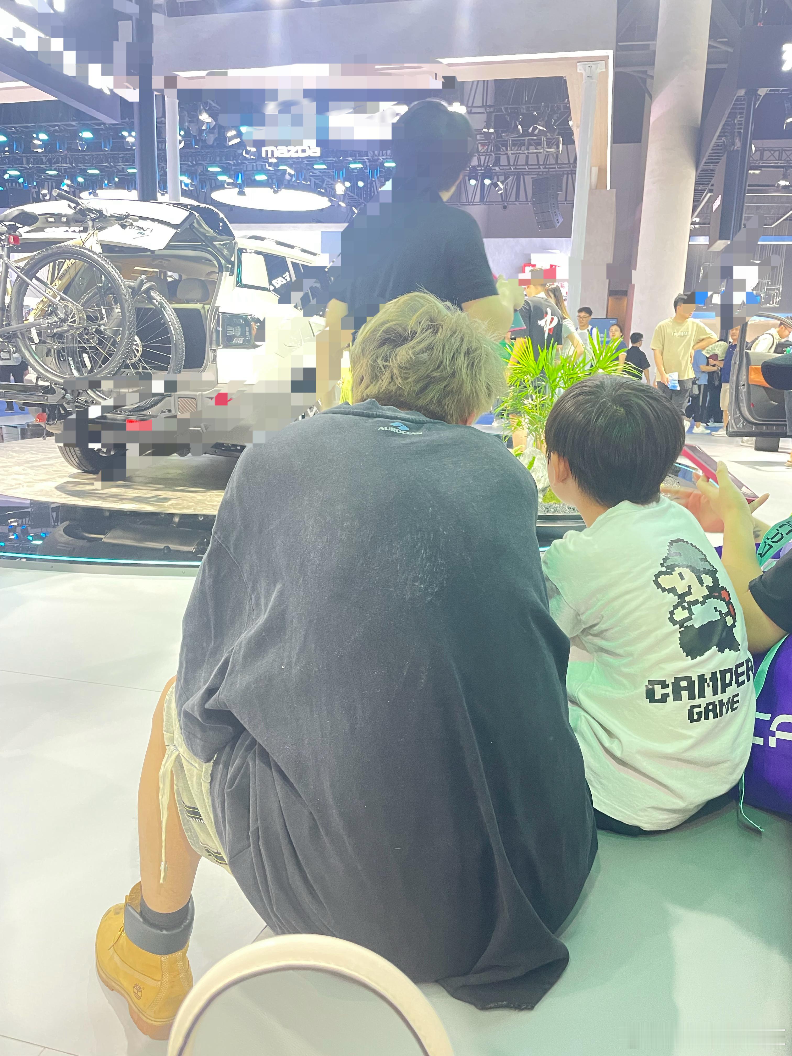 这些父母尽然孩子来讲车，不是应该准备开学吗？想当网红都疯了  ​​​