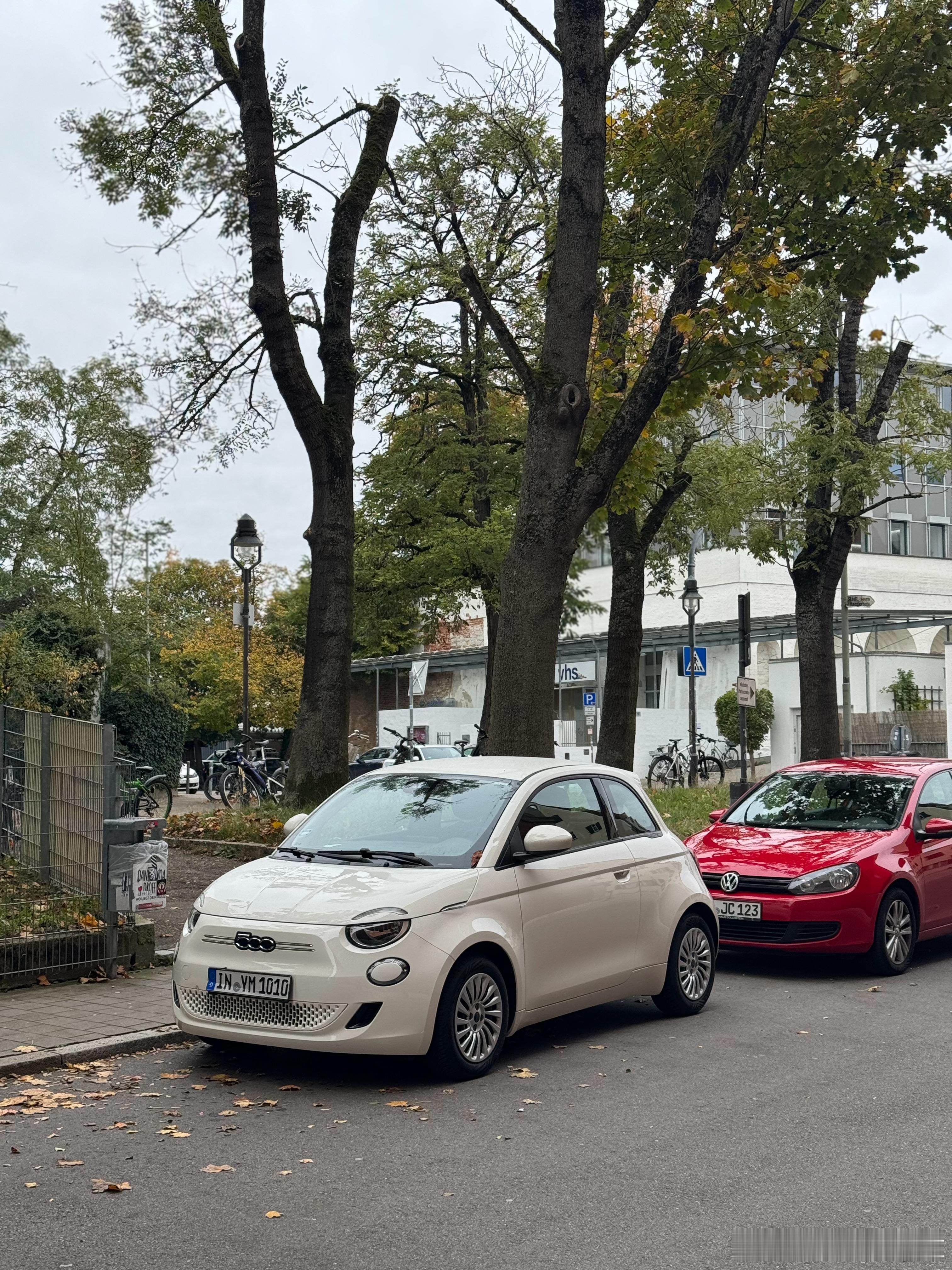 因戈尔施塔特街头的一些电动车和小车。国内理想 L9、问界 M9 这些旗舰 SUV