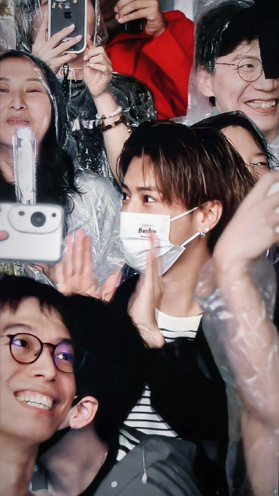 #鹿晗[超话]#四巡速速抬上来！鹿晗这颜值真是一如既往的稳定，帅气的让人有点不知