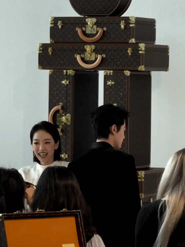 宋茜王鹤棣lv活动同框，颜值姐弟又相聚了