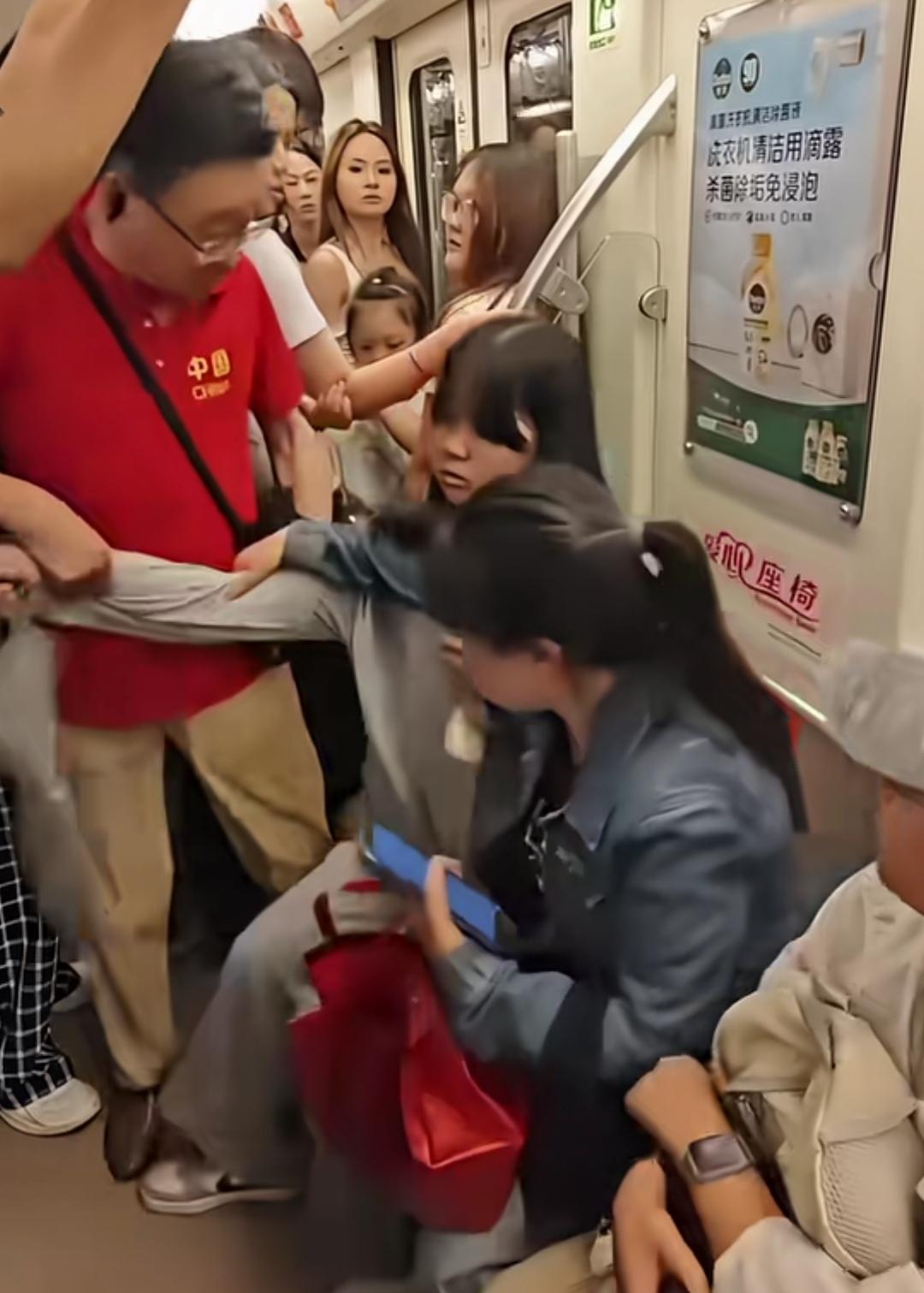 成都地铁抢座老人会不会被处罚？这样强行拉拽抢座属不属于扰乱公共秩序？如果这样强行