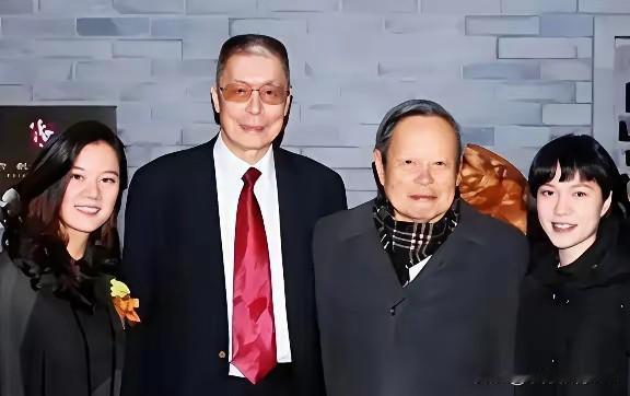 称一个领域里的卓越贡献者叫“泰斗”，即泰山北斗之意。
下面是两个中国人，一个在物