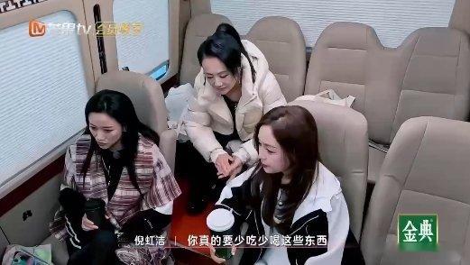 吴宣仪[超话]吴宣仪焦虑就会抠指甲网友辣评：“吴宣仪抠指甲 vs 我咬笔帽，原来