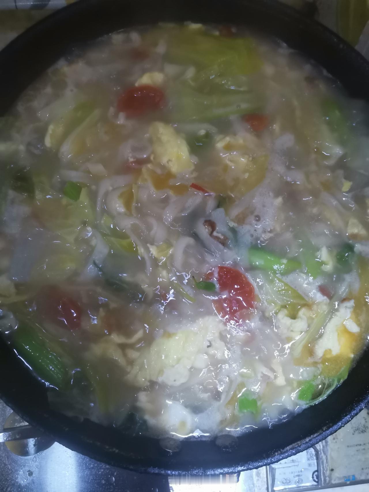晚上煮豆折吃。
加上了中午没吃完的一碗羊肉汤、半碗番茄蛋汤、半碗青菜、三个散鸡蛋