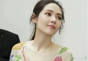 郭碧婷陪患癌爸爸去云南散心，向佐半夜急赶来：俩人不牵手也不说话，素颜的他比郭碧婷