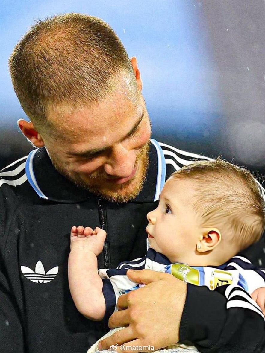 这个国际比赛周你看到的最动人时刻❤️🇦🇷麦卡利斯特和他的女儿阿拉娅🥰阿根廷