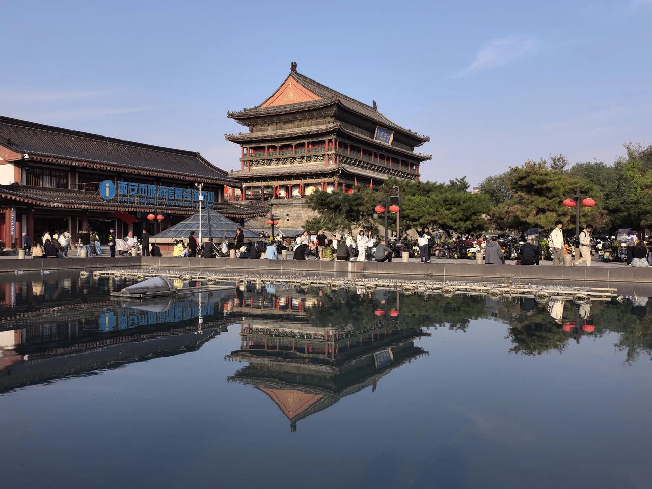 西安鼓楼，文武盛地拍照的最佳机位。
一池水，求个倒影，