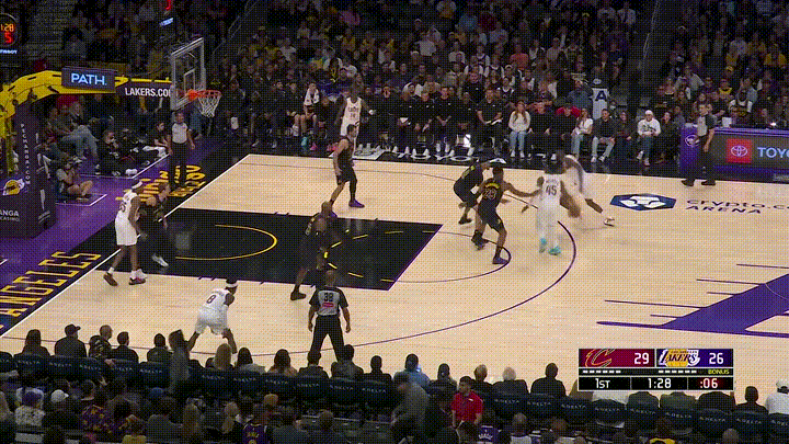 骑士大将施罗德对老东家真是太狠心了！在今天骑士客场挑战湖人的比赛中，当时比赛进行