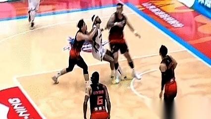 CBA那场辽宁对山东的比赛，有个镜头绝了。
球权还在天上飞，辽宁的莫兰德和山东的