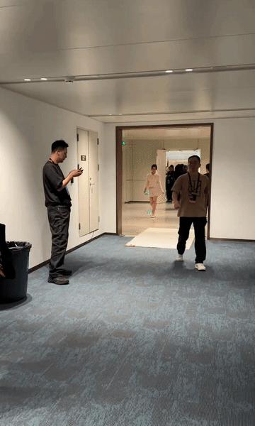 你以为的甜妹，点烟时手指的弧度比台词还熟练。
镜头一关，她们用尼古丁拧开压力的阀