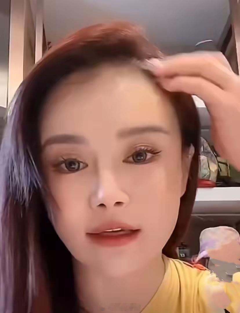冉莹颖说黄晓明很爱孩子冉莹颖近状保持挺好，她化上精致的妆容出镜，颜值漂亮十分抗打