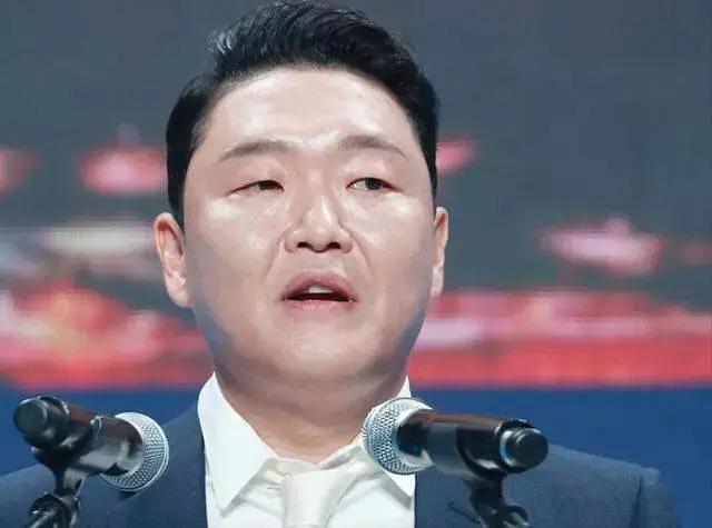 歌手鸟叔摊上事儿了！据韩媒消息，鸟叔因涉嫌违规接收精神类处方药物，还让他人代领，
