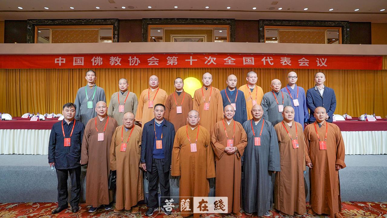 2020年，释永信和释印乐一同出席重要会议，两人在大合照中并肩站在C位，足以看出