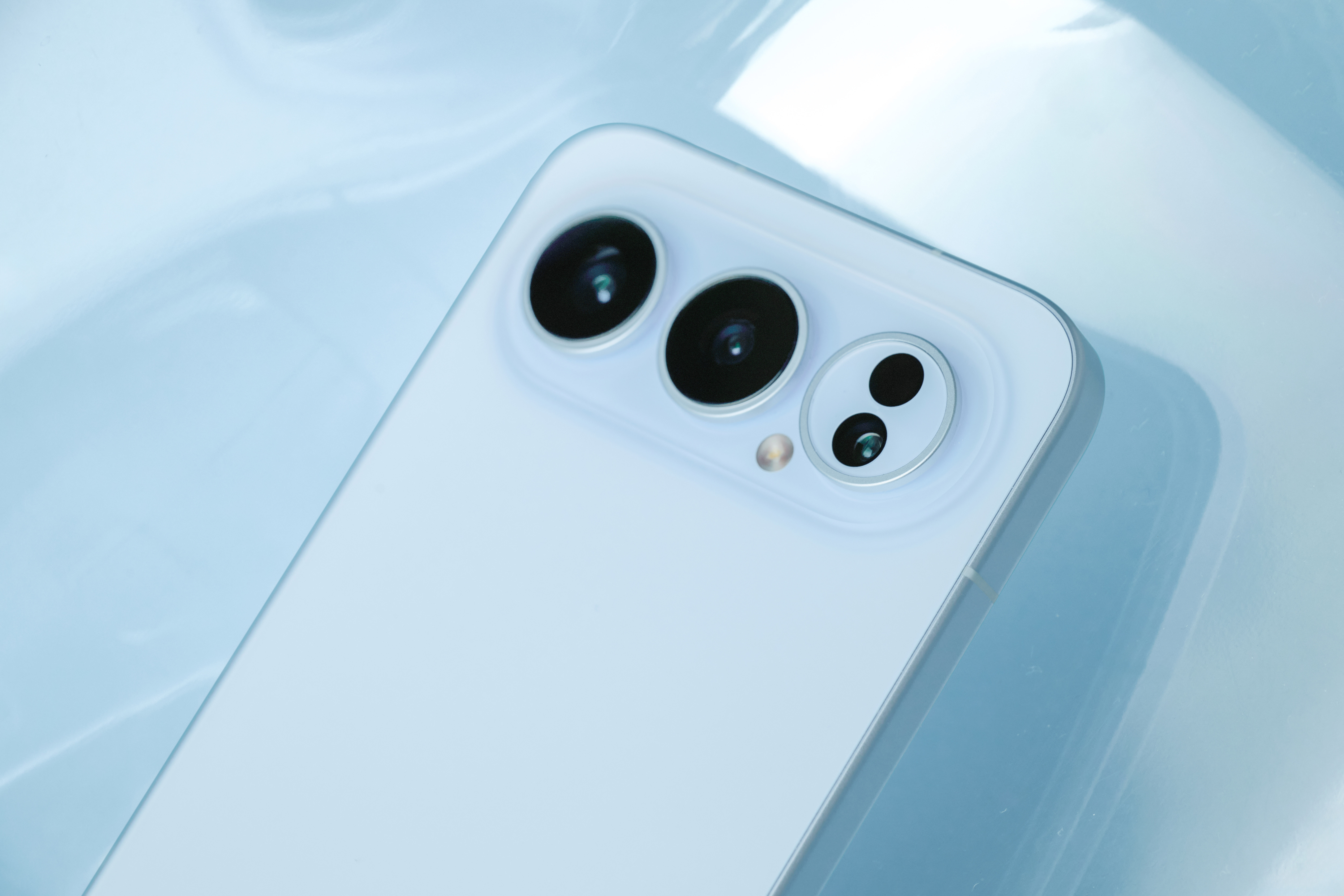 刚摸到荣耀500系列真机，海蓝宝和月光银的实机质感比图片还惊艳，完全值得期待！「