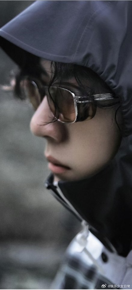 王一博 乐华王一博个人IP早就远超乐华了，不续约是必然，乐华这波纯属垂死挣扎罢了