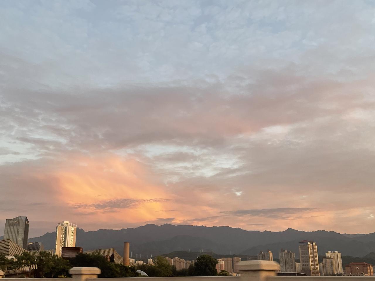 晒图笔记大赛昨天下午在回家的路上拍的晚霞，好久没见到这样的美景了！点赞！