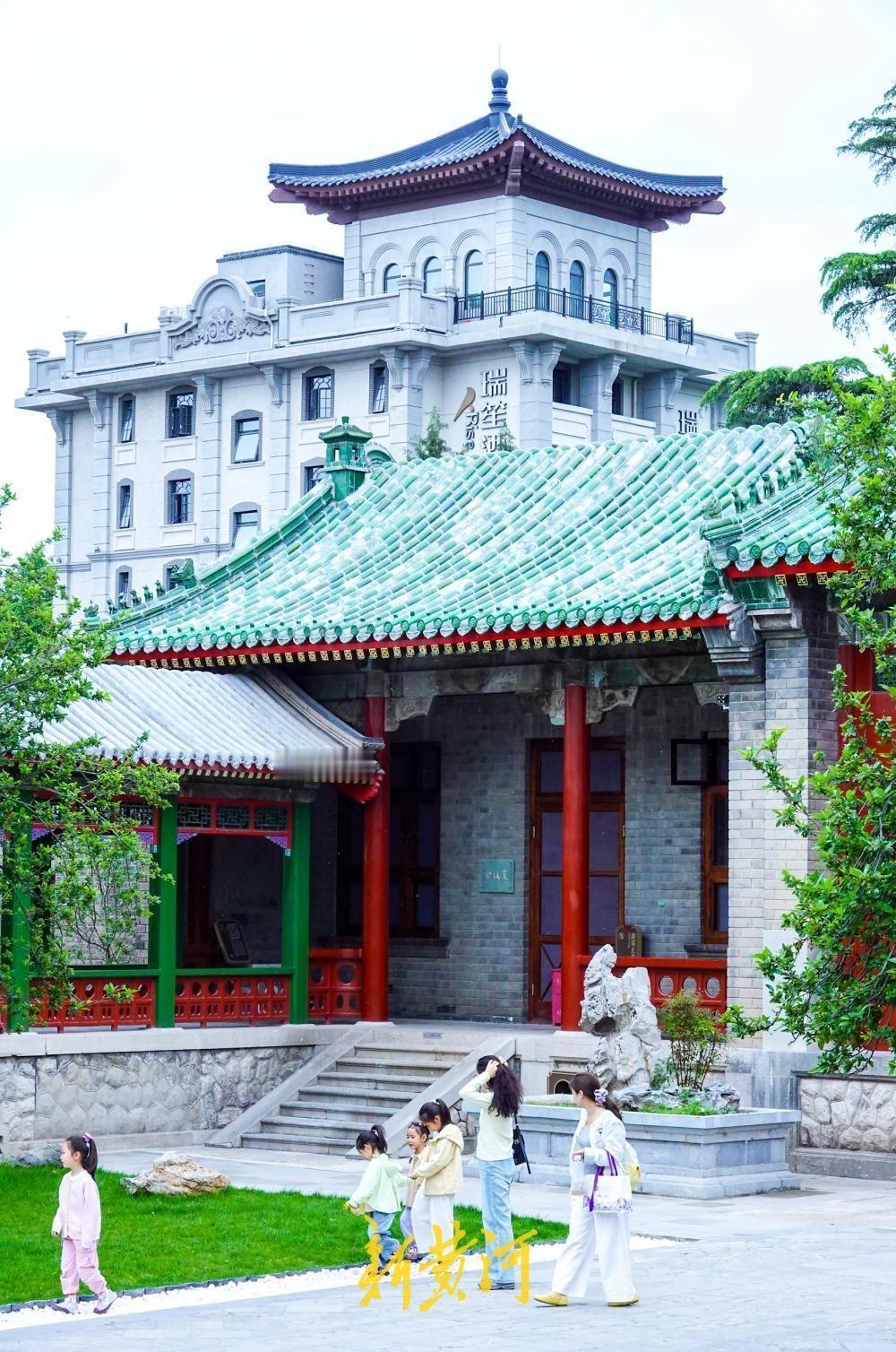 5月2日， 位于济南上新街的山东古建筑博物馆迎来众多市民游客参观打卡。这座依托全