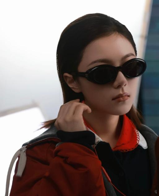 赵今麦工作室编辑文案其他的不重要，只想听赵今麦耳机里的歌，这个麦麦帅到没边了，是