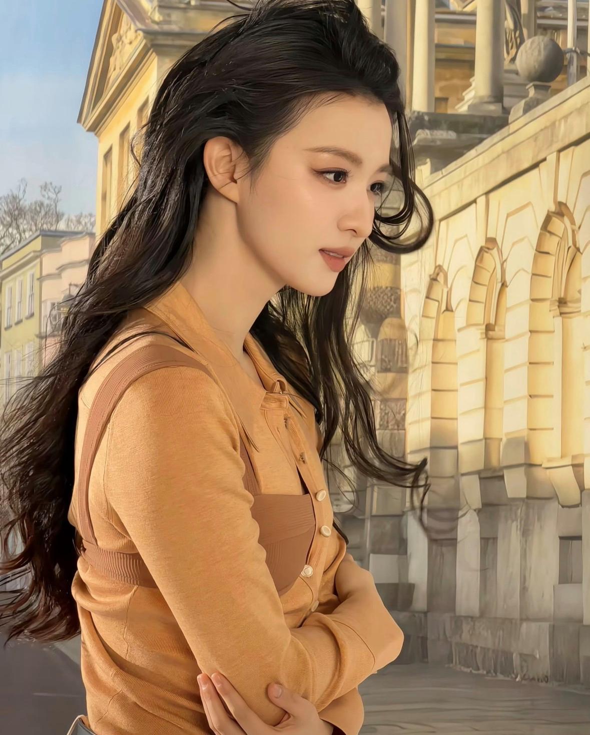 王楚然这次的内衣和衬衫明显就是故意错位穿的，压根不是设计问题。见过叠穿的，但像这