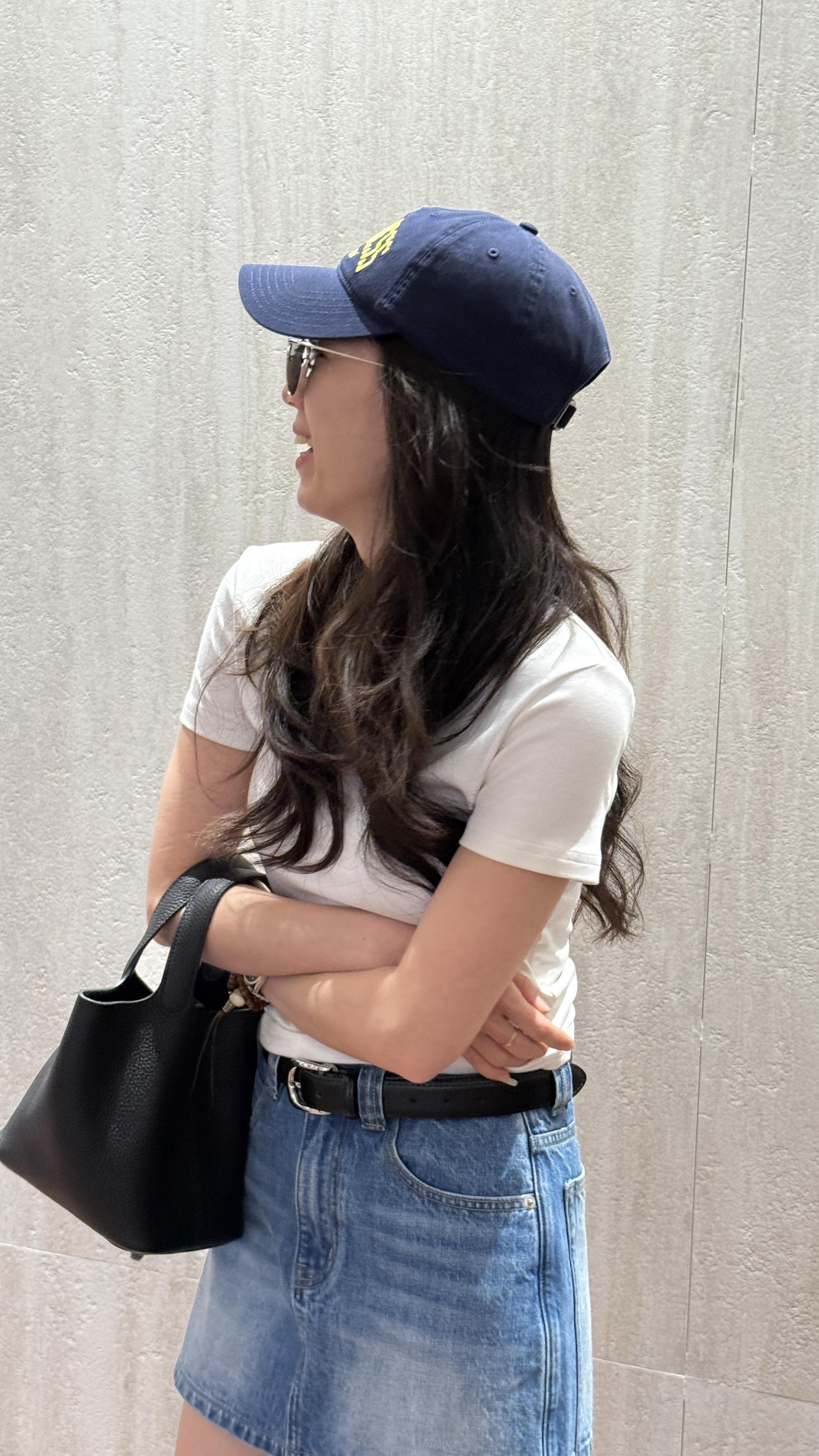 小白t和牛仔短裙的的经典搭配，是每个女的都钟爱的夏日组合了吧