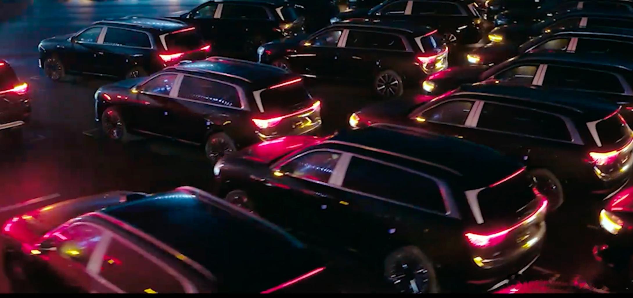 谁懂啊！780 辆问界 M9 的灯光秀，把 “中国智造” 和 “中国文化” 织成