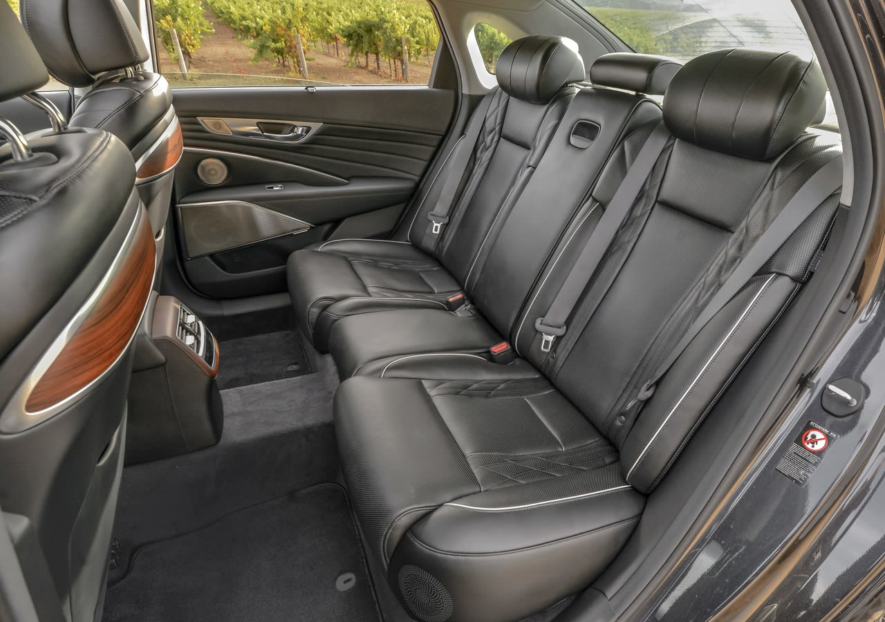 起亚   2019  K900，第二代全新换代RJ底盘，品牌旗舰全尺寸豪华轿车，