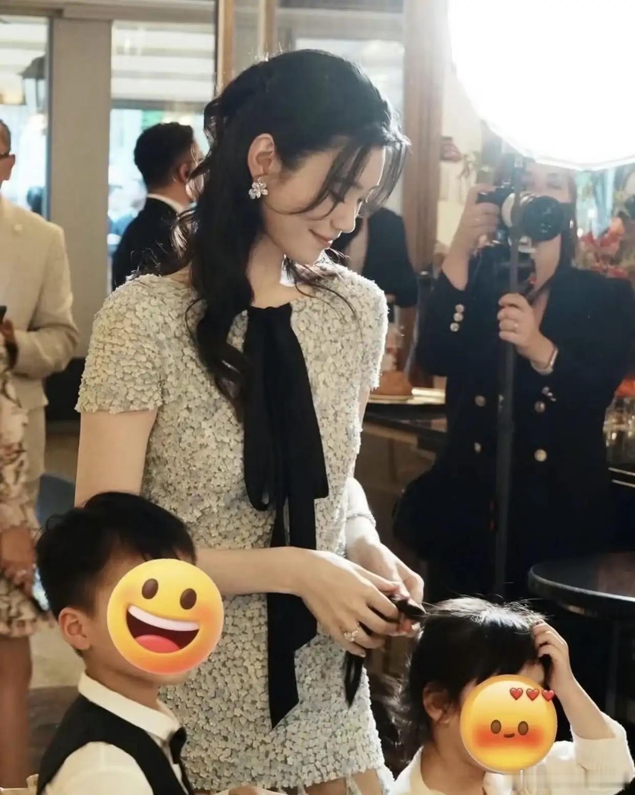 何猷君奚梦瑶致辞欢迎，提前招待来宾！她儿子站着，都超过了她的腰线，她真是给老公家