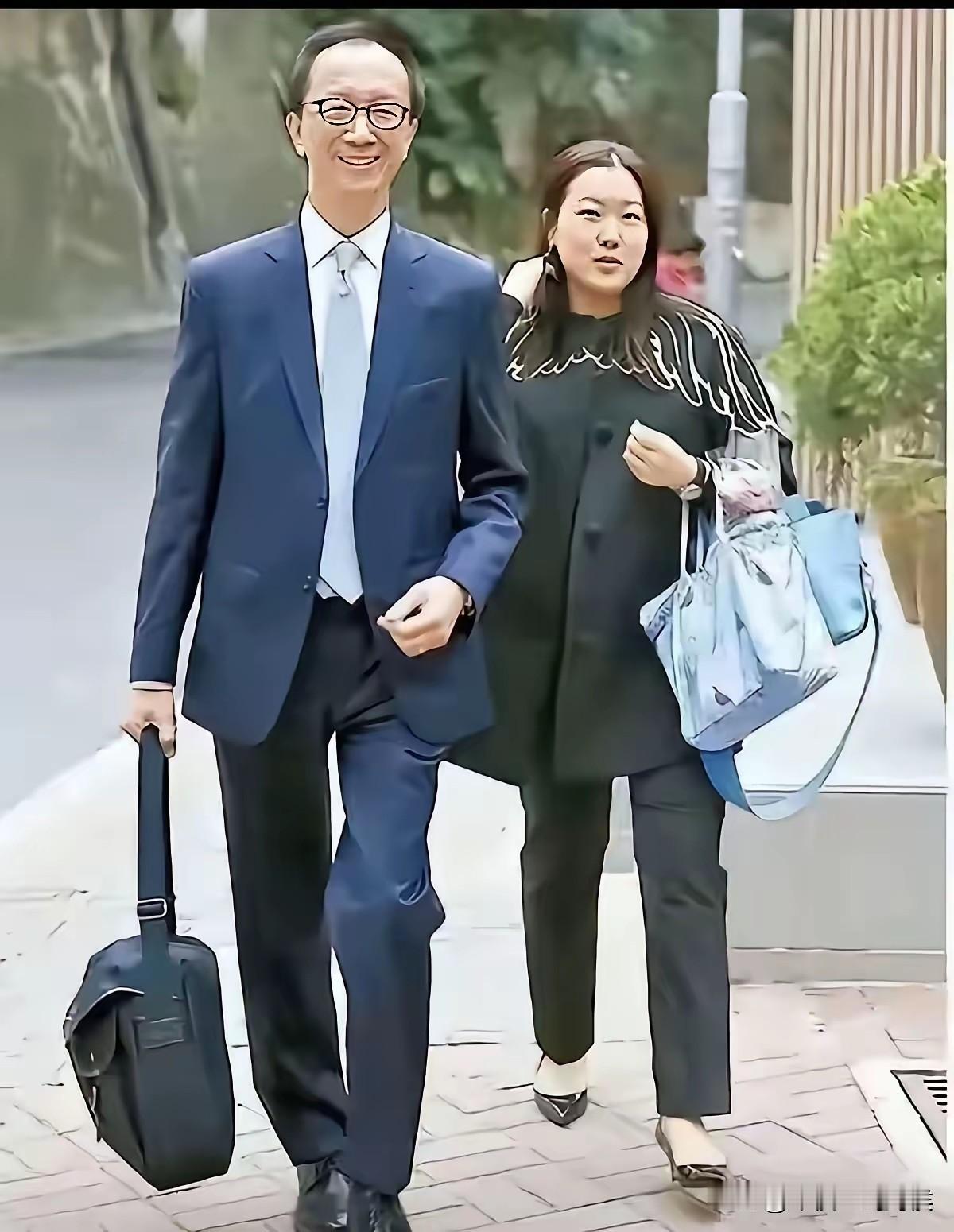 体面是自己给的，很多出轨的女人还是自身素质有问题。
伏明霞，当年的跳水皇后，谁的