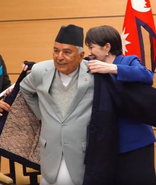 2月4日，高市早苗帮尼泊尔总统穿衣服的照片，引爆了日本互联网，很多日本民众认为高