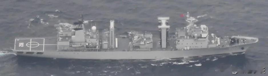 中国海军前出西太，日本又坐不住了！055型万吨大驱带队穿越大隅海峡，海上自卫队紧